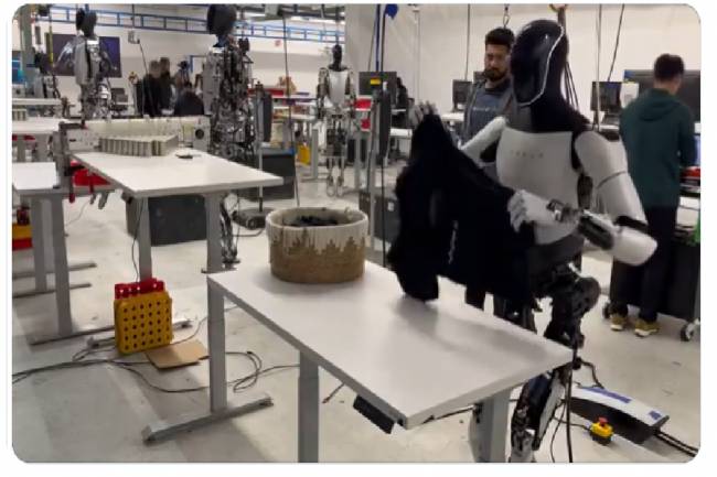 Tesla's New Robot: Takes on the Task of Folding Clothes